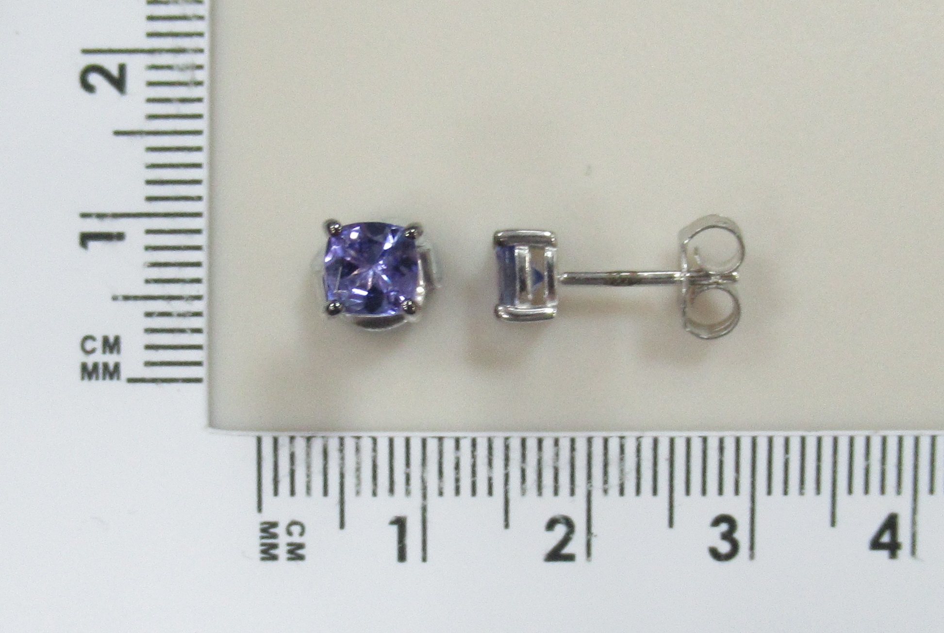 Серебряные серьги-пусеты с танзанитами